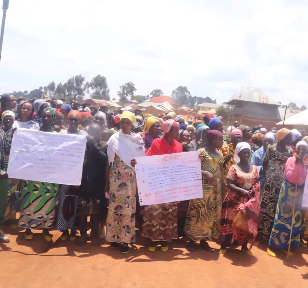 Des femmes de la communaute Banyamulenge manifestent pancartes a la main contre le blocus impose par larmee burundaise le 4 novembre